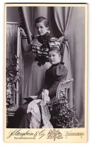 Fotografie F. Langbein, Heidelberg, Hauptstr. 113, Junge Frauen in langen Kleidern mit dunklen Schleifen und weissem Tuch