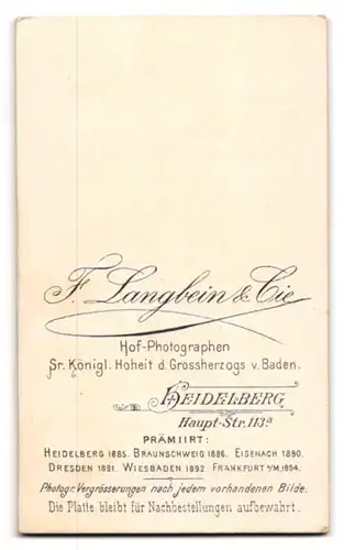 Fotografie F. Langbein, Heidelberg, Hauptstr. 113, Junge Frauen in langen Kleidern mit dunklen Schleifen und weissem Tuch