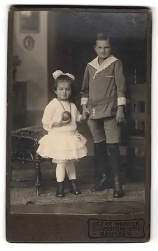 Fotografie Oskar Meister, Bautzen, Kaiserstr. 15, Niedliche Geschwister in heller Kleidung halten sich bei der Hand