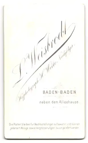 Fotografie L. Weisbrodt, Baden-Baden, Junger Herr im schwarzen Anzug mit weisser Krawatte und rundem Gesicht