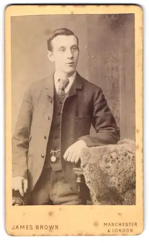 Fotografie James Brown, Manchester, 12 Peter Street, Junger Herr im dunklen Anzug mit Krawatte und Silberkette