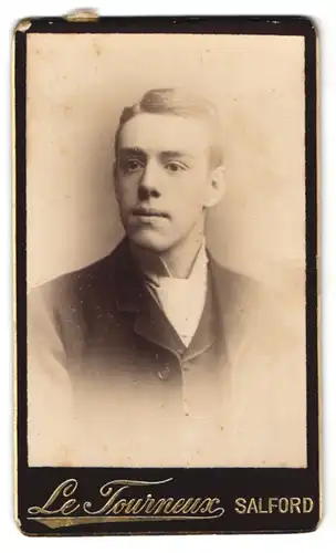 Fotografie Le Tourneux, Salford, 189 Regent Road, Junger Mann im schwarzen Anzug mit weisser Krawatte und Seitenscheitel
