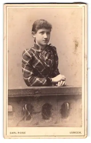 Fotografie Carl Rose, Lübeck, Königstr. 53, Junge Dame im karierten Kleid mit Kreuzkette und Brosche