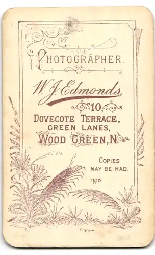 Fotografie W. J. Edmonds, London, Wood Green, 10 Dovecote Terrace, Niedliches Mädchen im weissen Kleid mit Pony und Locke