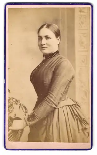 Fotografie J. D. Cooper, Kingston-on-Thames, London Street, Junge Dame im taillierten dunklen Kleid lächelt freundlich