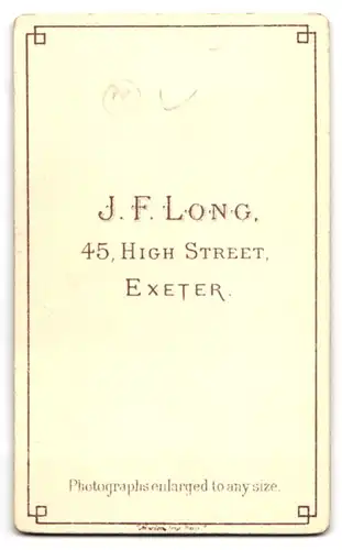 Fotografie J. Flong, Exeter, 45 High Street, Eleganter Herr im schwarzen Anzug mit Melone und Taschenuhr