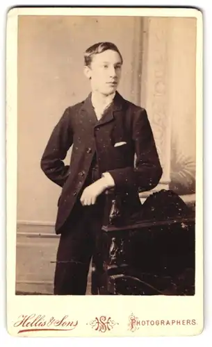 Fotografie Hellis & Sons, London, Clapham Road, Junger Mann im schwarzen Anzug mit weissem Anstecktuch und Krawatte