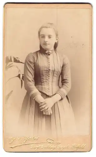 Fotografie G. V. Yates, Sheffield, Junge Frau im hellen Kleid mit Brosche und Knöpfen