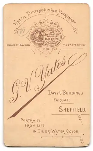 Fotografie G. V. Yates, Sheffield, Junge Frau im hellen Kleid mit Brosche und Knöpfen