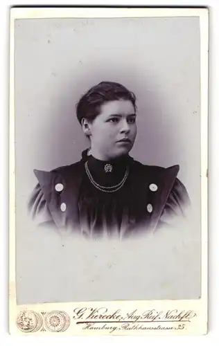 Fotografie G. Vierecke, Hamburg, Rathhausstr. 35, Hübsche junge Frau mit runden Gesicht und Kette