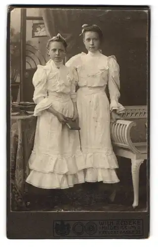 Fotografie Wilh. Redeke, Hildesheim, Kreuzstr. 22, Zwei hübsche junge Mädchen in langen weissen Kleidern