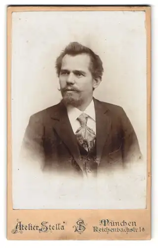 Fotografie Atelier Stella, München, Reichenbachstr. 1a, Attraktiver Münchner mit Krawatte, Schnauz- und Kinnbart
