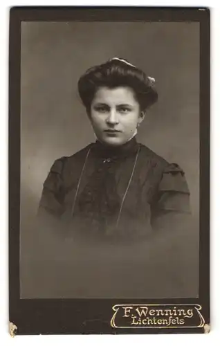 Fotografie F. Wenning, Lichtenfels, Gutaussehendes junges Mädchen mit Ohrringen und hochgesteckten Haaren