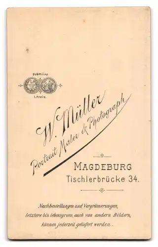 Fotografie W. Müller, Magdeburg, Tischlerbrücke 34, Attraktiver Herr mit gezwirbelten Schnauzer und hübscher Gemahlin