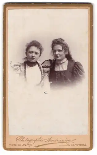 Fotografie Américaine, Verviers, Place du Martyr, Hübsches Mädchen mit skeptischer Miene und ihrer charmanten Schwester