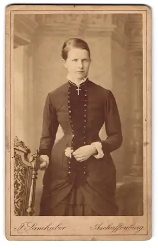 Fotografie J. Samhaber, Aschaffenburg, Attraktive elegante Dame mit schmaler Taille und Kreuzkette