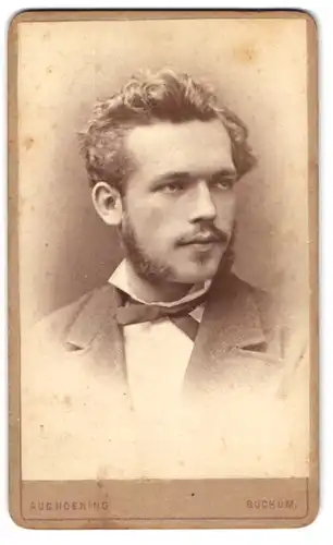 Fotografie Aug. Hoening, Bochum, Gutausehender junger Mann mit lockigen Haar und Backenbart