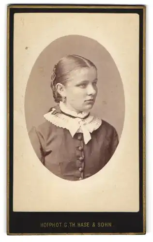 Fotografie G. Th. Hase & Sohn, Freiburg /B., Karlsplatz 4, Blondes hübsches junges Mädchen mit ausdrucksstarken Augen