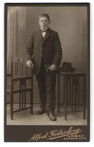 Fotografie Alfred Fritzsching, Löbau, Gartenstrasse, Junger Mann sehr gutaussehend im Anzug und mit Fliege