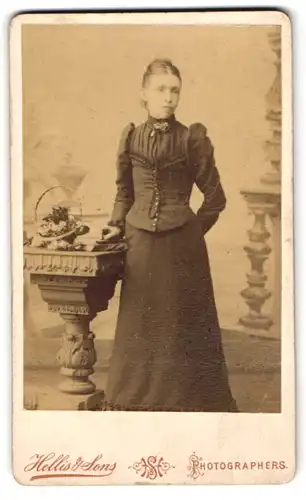 Fotografie Hellis & Sons, London, 211 & 213, Regent Street, Junge Dame in zeitgenössischer Kleidung