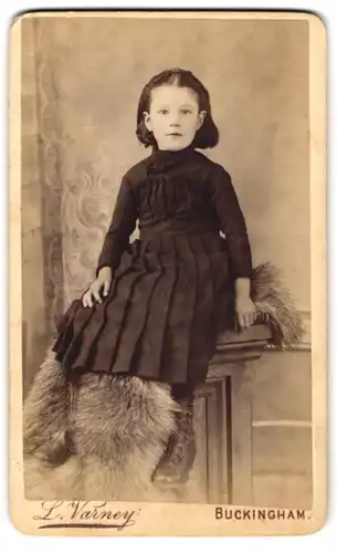 Fotografie Leonard Varney, Buckingham, Bridge Street, Hübsches Mädchen im Kleid