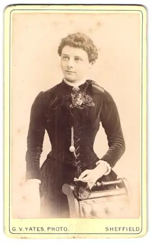 Fotografie G. V. Yates, Sheffield, Junge Dame im Samtkleid mit Kragenbrosche