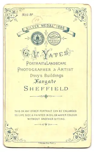 Fotografie G. V. Yates, Sheffield, Junge Dame im Samtkleid mit Kragenbrosche