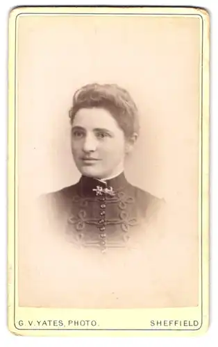 Fotografie G. V. Yates, Sheffield, Junge Dame mit Kragenbrosche