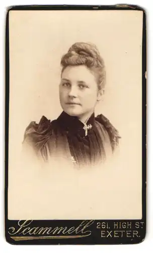 Fotografie Scammell, Exeter, 261, High St., Junge Dame mit Hochsteckfrisur