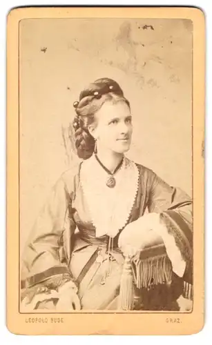 Fotografie Leopold Bude, Graz, Junge Dame im Kleid mit Amulett