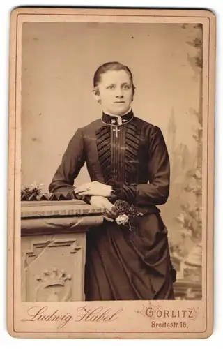 Fotografie Ludwig Habel, Görlitz, Breitestr. 16, Elegant gekleidete Dame mit Kreuzkette