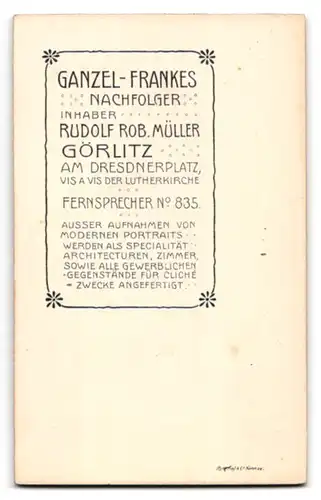 Fotografie Rudolf Rob. Müller, Görlitz, Am Dresdnerplatz, Junger Herr im Anzug mit Fliege