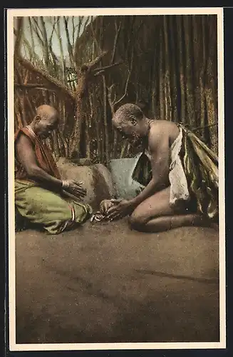AK Afrikanische Heiden beim Anbeten der Götterpflanze nach Darbringung des Bieropfers