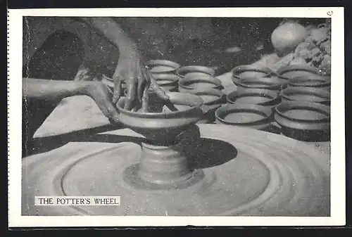AK Töpfer bei der Arbeit an der Töpferscheibe