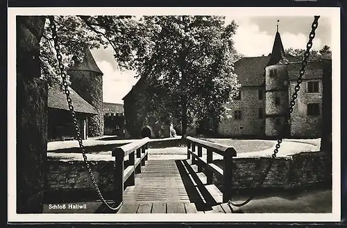 AK Hallwil, hölzerne Brücke zum Schloss hin