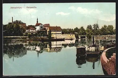 AK Schweinfurt am Main, Schiffe am Ufer mit Ortspanorama