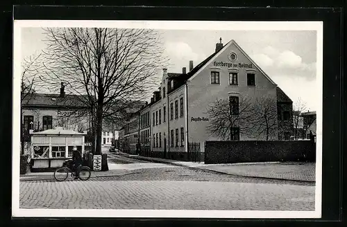 AK Flensburg, Herberge zur Heimat / Augusta-Heim und -Bad, Strassenansicht mit Radfahrer