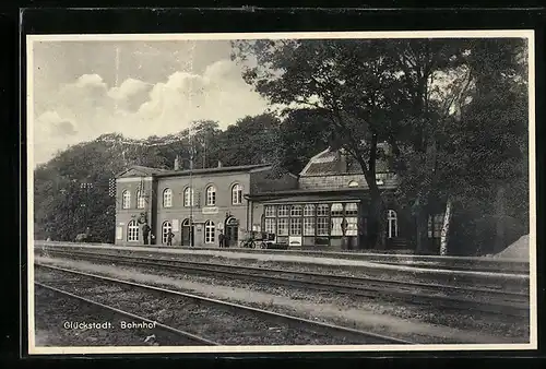 AK Glückstadt, Bahnhof mit Blick auf den Bahnsteig