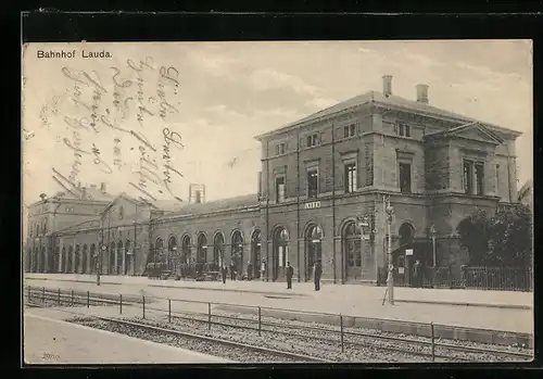 AK Lauda, Bahnhofsansicht mit Gleisen und Bahnhofsgebäude
