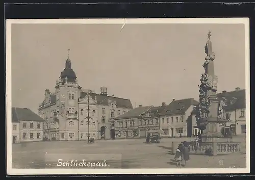 AK Schluckenau / Sluknov, Marktplatz, vereinzelte Passanten