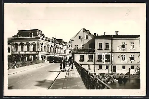 AK Benesov nad Plouc, Partie auf einer Brücke, Mann mit Kinderwagen