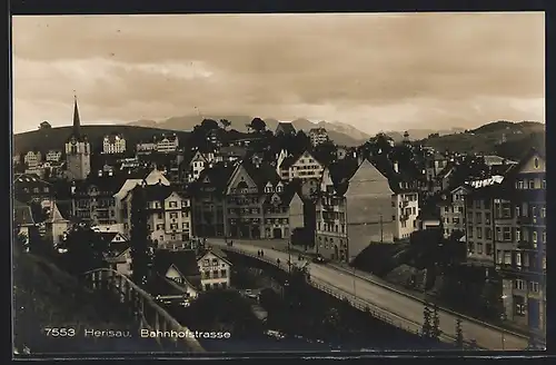 AK Herisau, Bahnhofstrasse mit Passanten