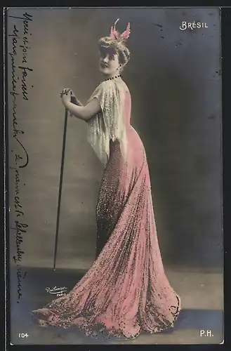 Foto-AK Atelier Reutlinger, Paris: Brésil, Portrait im Kleid mit Schleppe