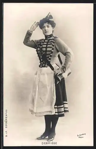 Foto-AK Atelier Reutlinger, Paris: Debriège, Portrait mit Schürze als militärische Botengängerin