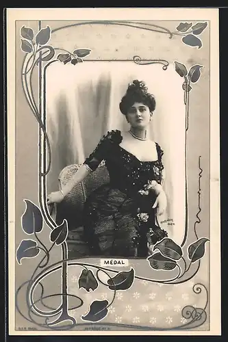 Foto-AK Atelier Reutlinger, Paris: Schauspielerin Médal im schwarzen Kleid