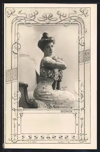 Foto-AK Atelier Reutlinger, Paris: Bignon, Dame mit Dutt