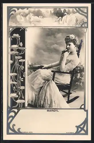 Foto-AK Atelier Reutlinger, Paris, Schauspielerin Margyl im Kleid mit Perlenhalskette auf einem Schaukelstuhl