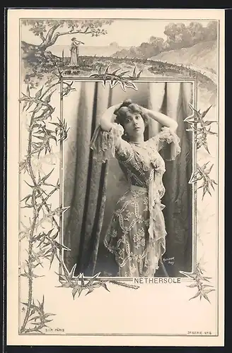 Foto-AK Atelier Reutlinger, Paris: Nethersole, Junge Frau mit kunstvoll besticktem Kleid