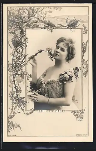 Foto-AK Atelier Reutlinger, Paris: Paulette Darty, Junge Dame hält Blume in der Hand