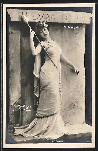 Foto-AK Atelier Reutlinger, Paris, Schauspielerin Robinne im griechischem Kleid mit Stab in der Hand